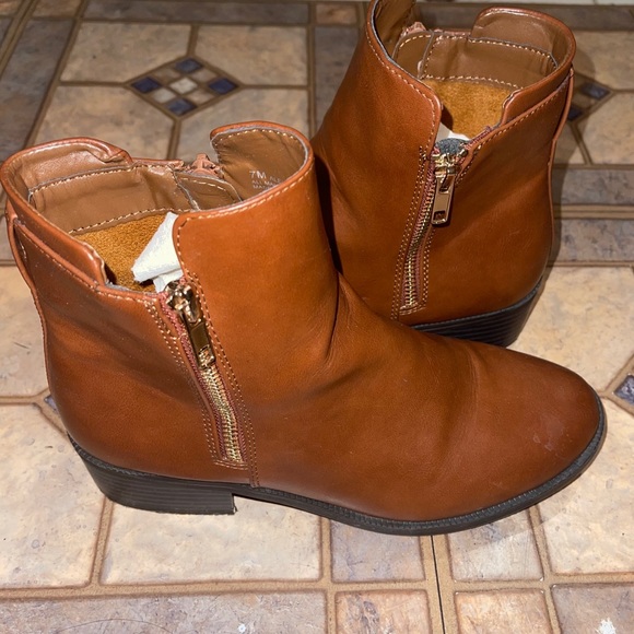 Chelsea boots with side zipper - Picture 4 of 16